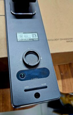 Camera AI chuông hình của khóa vân tay Sharp H5-FV hỗ trợ đàm thoại video call từ xa