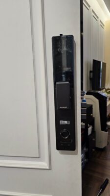 Khóa vân tay nhận diện khuôn mặt Sharp H5-FV hỗ trợ mở khóa bằng thẻ từ thông minh