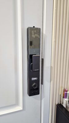 Khóa vân tay nhận diện khuôn mặt Sharp H5-FV đi kèm chìa cơ dự phòng an toàn