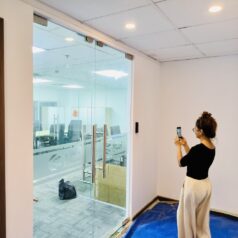 Khóa chốt rơi điện tử đa năng DSmart CR38 và thiết bị đầu đọc chấm công kiểm soát ra vào cửa kính