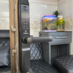 Khóa thông minh cửa nhôm Xingfa DSmart N39T gắn ngoài trời App TTlock màu đen có chốt an toàn