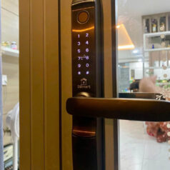 Khóa thông minh cửa nhôm Xingfa DSmart N39T gắn ngoài trời App TTlock màu đen có chốt an toàn