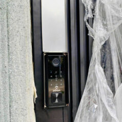 Ứng dụng thực tế khóa DSmart 2C35T trên cửa cổng gia đình gắn kèm bi giữ cửa