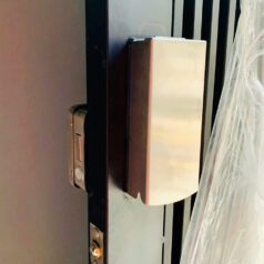 Bộ phụ kiện đi kèm hộp che mưa inox 304 và bi cửa khóa điện tử DSmart 2C35T chính hãng