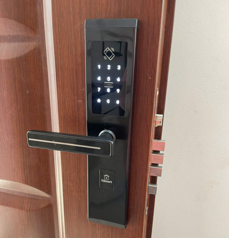 7 Lý Do Chủ Căn Hộ Dịch Vụ Chọn Khóa Điện Tử DSmart HP31T 1 khóa mã số thẻ từ cho chdv