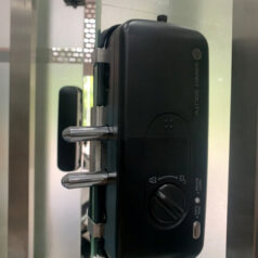 Ứng dụng điện thoại quản lý từ xa khóa cửa kính điện tử.