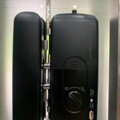 Hình ảnh minh họa chức năng báo cháy tự động của khóa cửa kính thông minh.