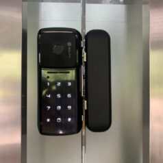 Người dùng mở cửa kính bằng vân tay trên khóa điện tử SOLITY GG-33B.