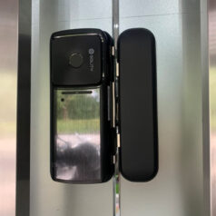 Cận cảnh thiết kế hiện đại, sang trọng của khóa điện tử cửa kính SOLITY GG-33B.