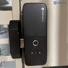 Khóa cửa điện tử vân tay SOLITY GD-60B 8 Hình ảnh thực tế lắp đặt khóa cửa kính vân tay SOLITY GD-60B trên cửa kính không khung.