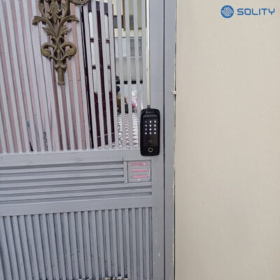 Khóa cửa điện tử vân tay SOLITY GD-60B 19 Minh họa tính năng mở chốt khẩn cấp của Khóa cửa điện tử vân tay SOLITY GD-60B khi gặp nhiệt độ trên 55ºC.