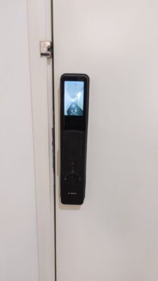 Khóa Nhận Diện Khuôn Mặt Bosch FU6 Plus Cao Cấp 22 Màn hình cảm ứng nhạy bén của khóa Bosch FU6 Plus