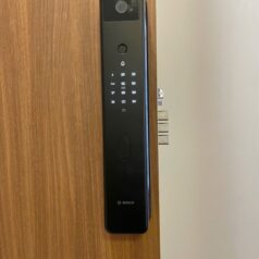 Khóa Bosch FU8 lắp đặt trên cửa gỗ