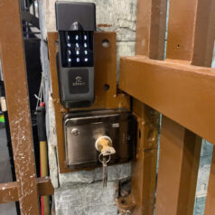 Khóa cửa cổng vân tay chống nước 1C38T TTLock có nút exit ra tự do