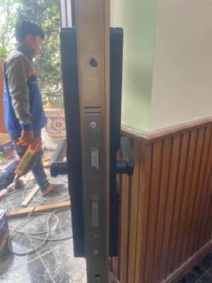 Lắp Khóa Thông Minh DSmart N38T Cho Cửa Nhôm 6 Khóa vân tay cửa nhôm N38T