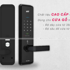 Người dùng sử dụng thẻ RF để mở khóa cửa Hyundai HT HDL-5900SK một cách tiện lợi