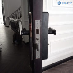 Khóa tự động báo động khi phát hiện nhiệt độ bất thường giúp bảo vệ an toàn.