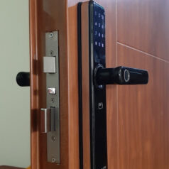 Mặt kính cường lực, hợp kim cao cấp, chống trầy xước và bền bỉ theo thời gian.