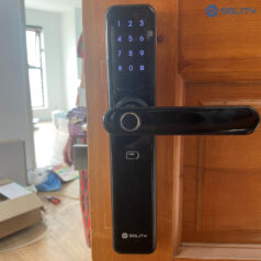 Dễ dàng lắp đặt trên nhiều loại cửa gỗ, cửa thép, cửa nhôm kính.