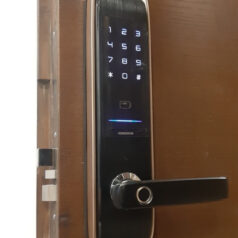 Hình ảnh thực tế Solity GM-6000BK lắp đặt trên cửa gỗ và cửa thép chống cháy.