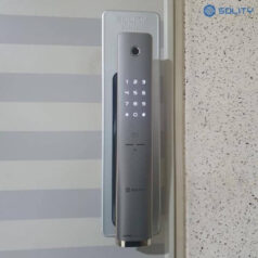 Hình ảnh khóa Solity GP-4000BK sau khi được lắp đặt tại cửa chính.