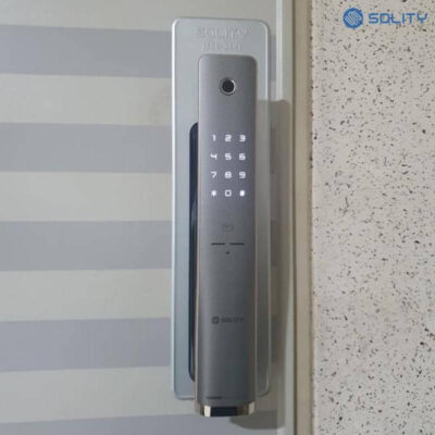 Khóa cửa điện tử vân tay Solity GP-4000BK 15 Hình ảnh khóa Solity GP-4000BK sau khi được lắp đặt tại cửa chính.