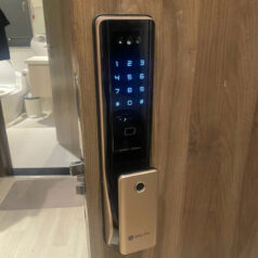 Cận cảnh cảm biến vân tay trên khóa Solity GP-6000BAK, giúp mở cửa nhanh và an toàn.