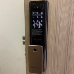 Hình ảnh khóa Solity GP-6000BAK được lắp đặt tại căn hộ hiện đại, tăng độ an toàn và tiện lợi