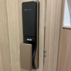 Thiết kế tinh tế của khóa Solity GP-6000BAK với lớp kính cường lực chống trầy xước.