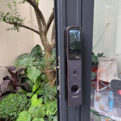 Khóa Bosch EL800VX dễ dàng lắp đặt cho mọi loại cửa, hỗ trợ tính năng khóa thẻ từ, vân tay, và có thể quản lý qua app.