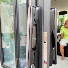 Khóa chống nước Bosch EL800VX có khả năng chống nước và chống va đập, bền bỉ trong mọi điều kiện thời tiết.