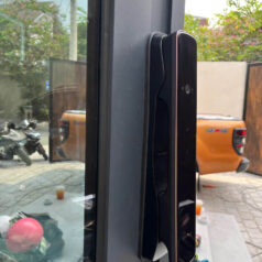 Khóa Bosch EL800VX có app quản lý, cho phép điều khiển khóa từ xa và theo dõi lịch sử mở cửa dễ dàng.