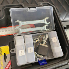 Cữ khoan giúp điều chỉnh độ sâu và chiều rộng lỗ khoan một cách dễ dàng.