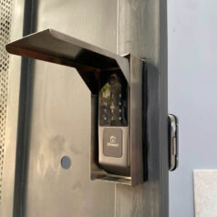 hộp che mưa inox khóa điện tử cửa cổng