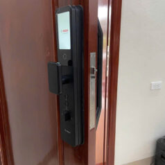 Khóa thông minh Bosch EL800VX có khả năng chống nước, bụi và hóa chất, phù hợp cửa cổng