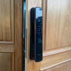 Khóa thông minh Bosch EL800VX với tính năng bảo mật cao như khóa vân tay, khóa thẻ từ và mã số, đảm bảo an toàn tối ưu cho gia đình.