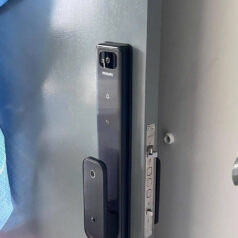 Mặt trước khóa Philips Alpha V-5HWS tích hợp camera 2MP góc rộng 144°