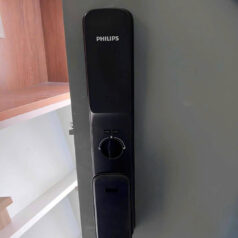 Khóa Philips Alpha V gắn trên cửa gỗ