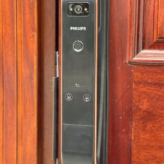Hình ảnh khóa cửa thông minh Philips DDL303-VP chính hãng với thiết kế hiện đại và sang trọng.