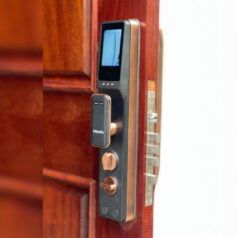 Khóa Philips DDL303-VP tích hợp cảnh báo chống tháo dỡ và báo động khi mở khóa sai.