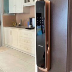 PHILIPS 9300 Khóa Vân Tay Cửa Gỗ Cao Cấp 13 Bề mặt khóa Philips 9300 được trang bị kính cường lực Gorilla Glass chống xước và va đập