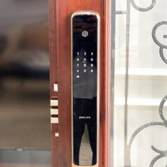 PHILIPS 9300 Khóa Vân Tay Cửa Gỗ Cao Cấp 12 Khóa thông minh Philips 9300 màu đen, phù hợp với nội thất hiện đại