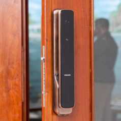 PHILIPS 9300 Khóa Vân Tay Cửa Gỗ Cao Cấp 8 Cảm biến hồng ngoại trên Philips 9300 cho phép mở khóa chỉ với một chạm từ bên trong
