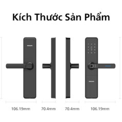 Kỹ thuật viên đang lắp khóa vân tay DDL609 vào cửa gỗ