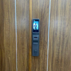 Mặt trước khóa làm bằng kính cường lực giúp bền đẹp và dễ vệ sinh