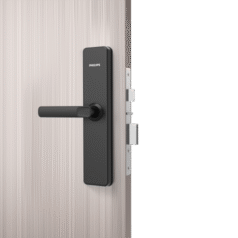 Ảnh khóa vân tay DDL609 lắp trên cửa gỗ cao cấp