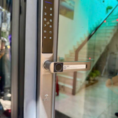 Thao tác quẹt thẻ từ mở cửa trên khóa điện tử Dsmart N32T