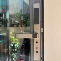 Hình ảnh thực tế khóa vân tay Dsmart N32T lắp trên cửa nhôm Xingfa