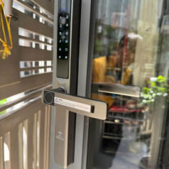 Ảnh thực tế khóa Dsmart N32T lắp đặt hoàn thiện tại nhà khách