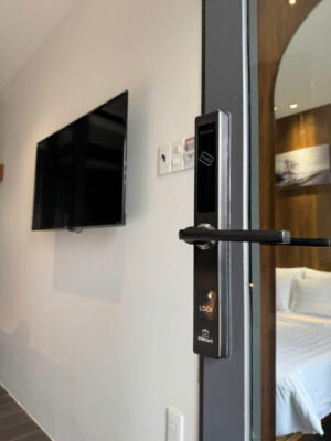 Lắp đặt khóa khách sạn thẻ từ & phần mềm quản lý tại Lá Hotel mới nhất 2025 2 khóa khách sạn thẻ từ cho cửa nhôm Xingfa, chống nước ngoài trời, pin lâu bền